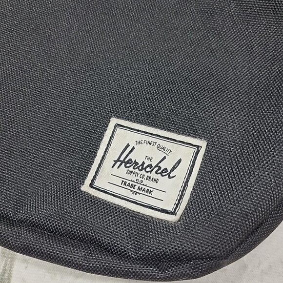 Herschel Fanny Pack Black Zippered Hip Waist Bum Bag Adjustable Strap - Picture 3 of 10